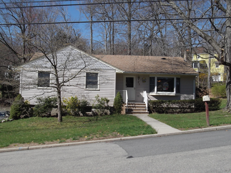 73 Star Lake Rd, Bloomingdale Boro, NJ 07403