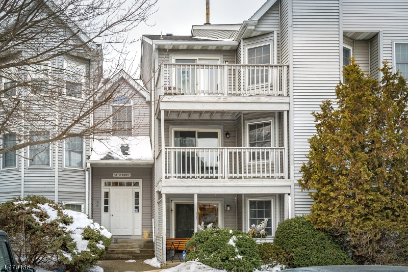 56 Quartz Ln, Paterson City, NJ 07501