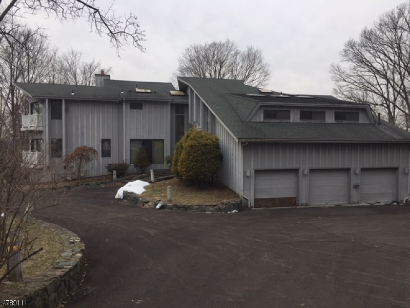 817 Apple Ridge Rd, Franklin Lakes Boro, NJ 07417