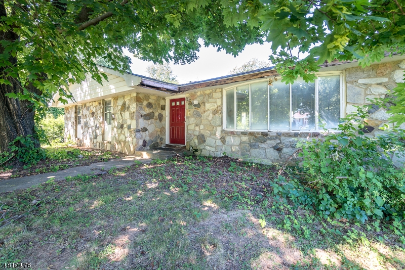 4 TIFFANY DR, Washington Twp., NJ 07882
