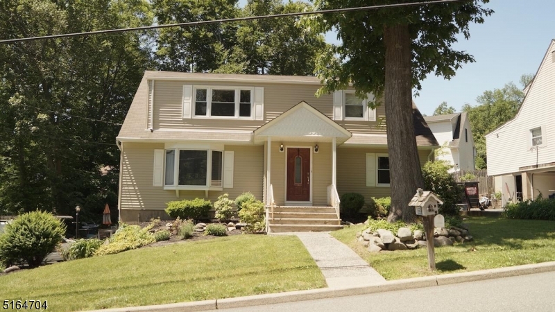 75 Star Lake Rd, Bloomingdale Boro, NJ 07403