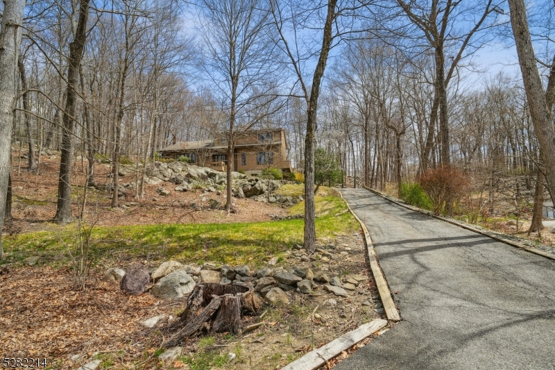 8 Shore Drive Ter, Kinnelon Boro, NJ 07405